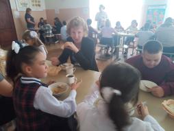 учащиеся 3-5 класса получают горячий завтрак совместно с классными руководителями