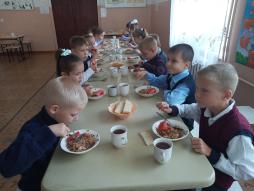 учащиеся 1 класса с большим удовольствием уплетают свой горячий завтрак